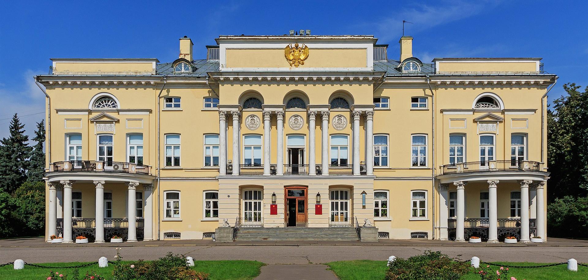Александрийский дворец — старое здание Президиума РАН (источник: wikipedia.org/wiki/Нескучное_(усадьба))